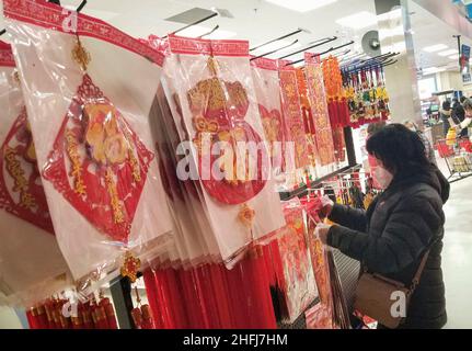 Vancouver, Kanada. 16th Januar 2022. Ein Kunde kauft für das bevorstehende chinesische Mondneujahr in einem Supermarkt in Richmond, British Columbia, Kanada, am 16. Januar 2022 ein. Quelle: Liang Sen/Xinhua/Alamy Live News Stockfoto