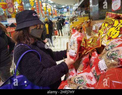 Vancouver, Kanada. 16th Januar 2022. Ein Kunde kauft für das bevorstehende chinesische Mondneujahr in einem Supermarkt in Richmond, British Columbia, Kanada, am 16. Januar 2022 ein. Quelle: Liang Sen/Xinhua/Alamy Live News Stockfoto