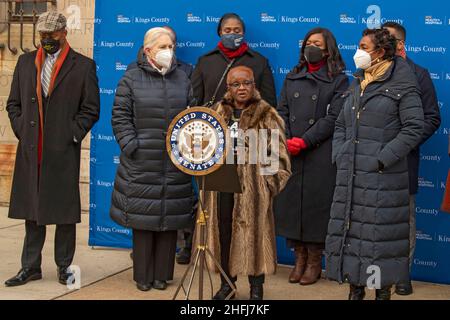 New York, Usa. 16th Januar 2022. Patricia Loftman spricht auf einer Pressekonferenz vor dem Kings County Hospital in New York über die Gesundheit von Müttern.Senator Gillibrand schließt sich Bürgermeister Adams an, Der Repräsentant Clarke und der Präsident von Brooklyn Borough, Antonio Reynoso, hielten eine Pressekonferenz vor dem Kings County Hospital in Brooklyn ab, um kritische Finanzmittel zur Bekämpfung der Müttersterblichkeitskrise unter schwarzen Frauen und zur Beseitigung der rassistischen Vorurteile in der Mütterpflege zu fordern. (Foto von Ron Adar/SOPA Images/Sipa USA) Quelle: SIPA USA/Alamy Live News Stockfoto