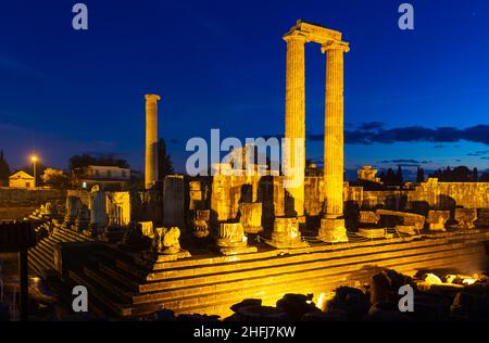 Nachtansicht der beleuchteten Ruinen des Apollo-Tempels, Türkei Stockfoto