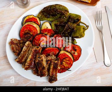 Gegrillte Schweinebrippen in Senf und Gemüse Stockfoto