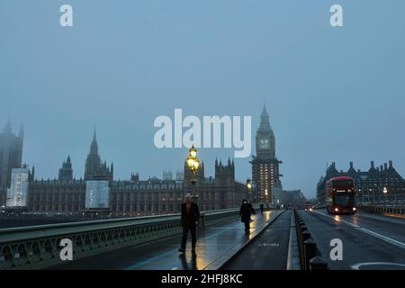 London, Großbritannien. 16th Januar 2022. Ein Blick auf den Big Ben und das Parlamentsgebäude an einem nebligen Morgen. Kredit: SOPA Images Limited/Alamy Live Nachrichten Stockfoto