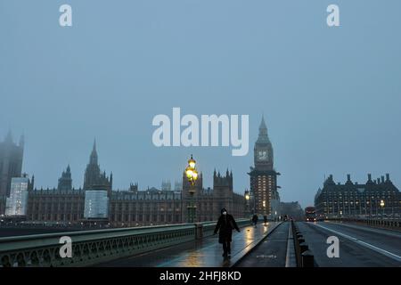 London, Großbritannien. 16th Januar 2022. Ein Blick auf den Big Ben und das Parlamentsgebäude an einem nebligen Morgen. Kredit: SOPA Images Limited/Alamy Live Nachrichten Stockfoto