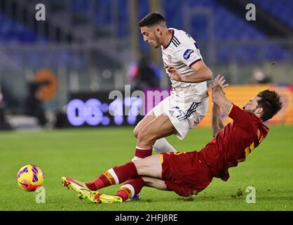 Rom, Italien. 16th Januar 2022. Matias Vina (R) von Roma steht mit Gabriele Zappa von Cagliari während eines Fußballspiels der Serie A in Rom, Italien, am 16. Januar 2022. Quelle: Augusto Casasoli/ Xinhua/Alamy Live News Stockfoto