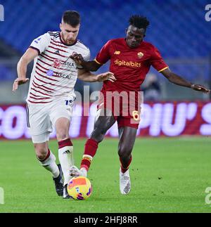 Rom, Italien. 16th Januar 2022. Felix Afena-Gyan (R) von Roma steht mit Giorgio Altare von Cagliari während eines Fußballspiels in der Serie A am 16. Januar 2022 in Rom, Italien, im Spiel. Quelle: Augusto Casasoli/ Xinhua/Alamy Live News Stockfoto