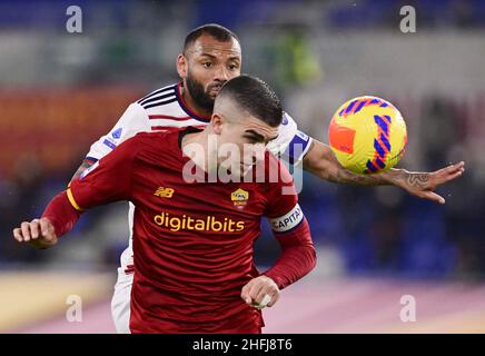 Rom, Italien. 16th Januar 2022. Der Roma Gianluca Mancini (R) spielt mit dem Cagliari Joao Pedro während eines Fußballspiels der Serie A in Rom, Italien, am 16. Januar 2022. Quelle: Augusto Casasoli/ Xinhua/Alamy Live News Stockfoto
