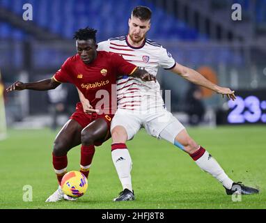 Rom, Italien. 16th Januar 2022. Felix Afena-Gyan (L) von Roma steht mit Giorgio Altare von Cagliari während eines Fußballspiels in der Serie A am 16. Januar 2022 in Rom, Italien. Quelle: Augusto Casasoli/ Xinhua/Alamy Live News Stockfoto