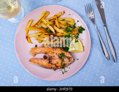 Köstlich Steak aus gebackenem Lachs mit Kartoffeln Stockfoto