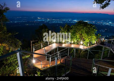 Aussichtspunkt Sonnenuntergang auf dem Berg mit Loei City und Loei River schönes Licht Wahrzeichen Loei, Thailand. Phu Bo Bid Nationalpark Stockfoto