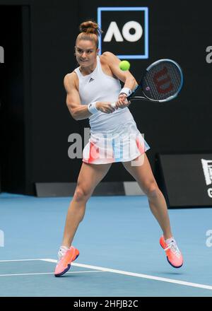 Melbourne, Australien. 17th. Januar 2022. Die griechische Tennisspielerin Maria Sakkari in Aktion während des Australian Open Turniers im Melbourne Park am Montag, den 17. Januar 2022. © Jürgen Hasenkopf / Alamy Live News Stockfoto