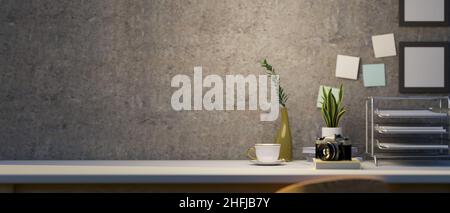 Moderner Loft-Arbeitsbereich mit Kopierfläche auf einem modernen Schreibtisch über einer Loft-Wand aus Zement. Home Office, Nahaufnahme. 3D Rendering, 3D Illustration Stockfoto