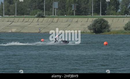 Irkutsk, Russland - 3 2019. August: Baikal Jet Fest, BJF. Jetski-Rennen. Jet-Ski-Rennen in Zeitlupe 180fps. Mann, der Jet-Ski fährt. Persönliches Wasserfahrzeug. Stockfoto