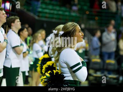 Waco, Texas, USA. 15th Januar 2022. Baylor trägt Cheerleader während der Notationshymne vor dem NCAA Football-Spiel zwischen den Texas Tech Red Raiders und Baylor Bears im Ferrell Center in Waco, Texas. Matthew Lynch/CSM/Alamy Live News Stockfoto