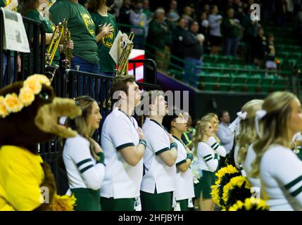 Waco, Texas, USA. 15th Januar 2022. Baylor trägt Cheerleader während der Notationshymne vor dem NCAA Football-Spiel zwischen den Texas Tech Red Raiders und Baylor Bears im Ferrell Center in Waco, Texas. Matthew Lynch/CSM/Alamy Live News Stockfoto