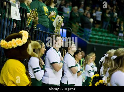 Waco, Texas, USA. 15th Januar 2022. Baylor trägt Cheerleader während der Nationalhymne vor dem NCAA Football-Spiel zwischen den Texas Tech Red Raiders und Baylor Bears im Ferrell Center in Waco, Texas. Matthew Lynch/CSM/Alamy Live News Stockfoto