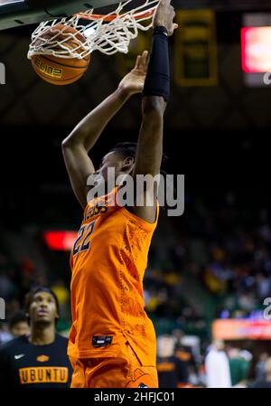 Waco, Texas, USA. 15th Januar 2022. Vor dem NCAA Football-Spiel zwischen den Texas Tech Red Raiders und Baylor Bears im Ferrell Center in Waco, Texas, wird der Ball von den Oklahoma State Cowboys Forward Kalib Boone (22) in Warmups übertüncht. Matthew Lynch/CSM/Alamy Live News Stockfoto