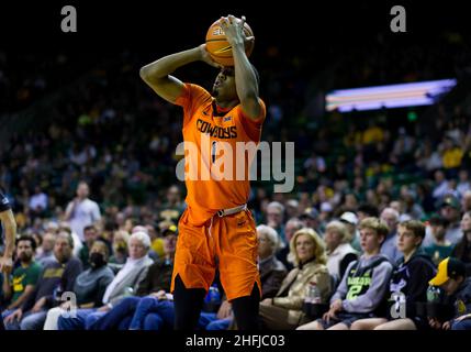 Waco, Texas, USA. 15th Januar 2022. Der Oklahoma State Cowboys-Wächter Bryce Thompson (1) schießt den Ball während der 1st. Hälfte des NCAA Football-Spiels zwischen den Texas Tech Red Raiders und Baylor Bears im Ferrell Center in Waco, Texas. Matthew Lynch/CSM/Alamy Live News Stockfoto