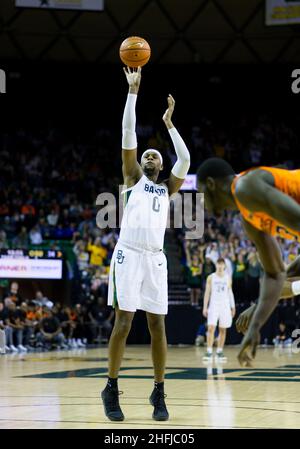 Waco, Texas, USA. 15th Januar 2022. Baylor Bears Forward Flo Thamba (0) schießt einen Freiwurf während der 2nd-Halbzeit des NCAA Football-Spiels zwischen den Texas Tech Red Raiders und Baylor Bears im Ferrell Center in Waco, Texas. Matthew Lynch/CSM/Alamy Live News Stockfoto