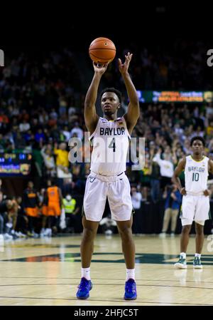 Waco, Texas, USA. 15th Januar 2022. Baylor Bears Wache LJ Cryer (4) schießt einen Freiwurf während der 2nd Hälfte des NCAA Football Spiels zwischen den Texas Tech Red Raiders und Baylor Bears im Ferrell Center in Waco, Texas. Matthew Lynch/CSM/Alamy Live News Stockfoto