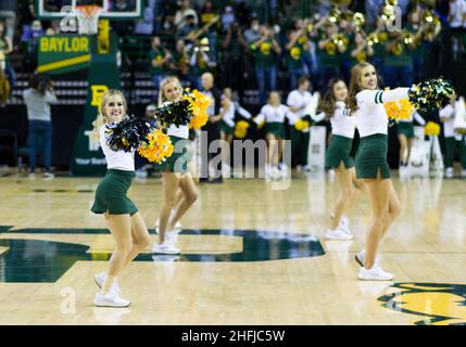 Waco, Texas, USA. 15th Januar 2022. Baylor Bears Cheerleader treten während der 2nd Hälfte des NCAA Football-Spiels zwischen den Texas Tech Red Raiders und Baylor Bears im Ferrell Center in Waco, Texas, auf. Matthew Lynch/CSM/Alamy Live News Stockfoto