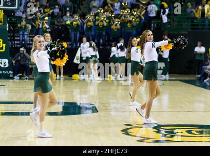 Waco, Texas, USA. 15th Januar 2022. Baylor Bears Cheerleader treten während der 2nd Hälfte des NCAA Football-Spiels zwischen den Texas Tech Red Raiders und Baylor Bears im Ferrell Center in Waco, Texas, auf. Matthew Lynch/CSM/Alamy Live News Stockfoto