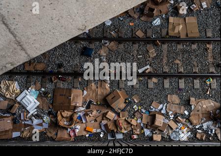 Los Angeles, Kalifornien, USA. 15th Januar 2022. Der jüngste Ort von Massenüberfällen in Zügen in Lincoln Heights, CA, zeigt, wie Plünderer eine Masse von Trümmern hinterlassen haben, die die Gleise bedeckt. (Bild: © Raquel Natalicchio/ZUMA Press Wire) Stockfoto