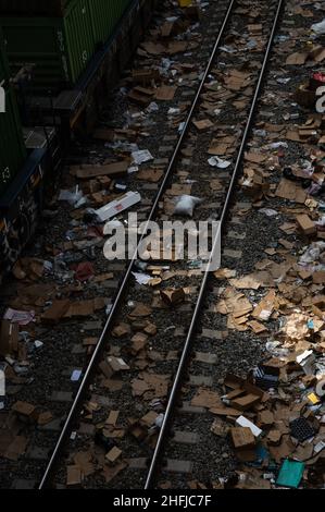 Los Angeles, Kalifornien, USA. 15th Januar 2022. Der jüngste Ort von Massenüberfällen in Zügen in Lincoln Heights, CA, zeigt, wie Plünderer eine Masse von Trümmern hinterlassen haben, die die Gleise bedeckt. (Bild: © Raquel Natalicchio/ZUMA Press Wire) Stockfoto