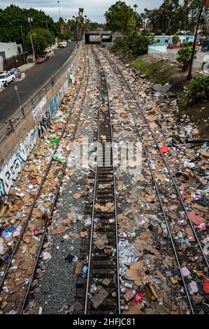 Los Angeles, Kalifornien, USA. 15th Januar 2022. Der jüngste Ort von Massengutraub in Lincoln Heights, CA, zeigt, wie Plünderer eine Masse von Trümmern hinterlassen haben, die die Schienen bedeckt. (Bild: © Raquel Natalicchio/ZUMA Press Wire) Stockfoto