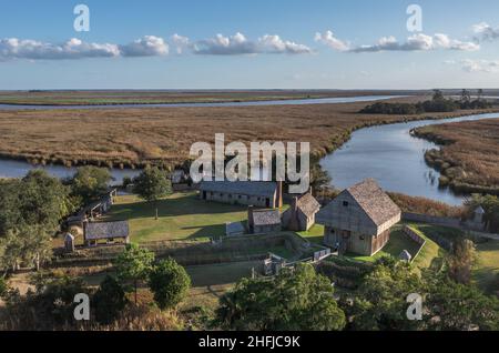 Luftaufnahme von Fort King George historische Stätte, ältestes englisches Fort an der Küste Georgiens aus dem 17th. Jahrhundert mit Holzpalisade, Kanonenhäfen für Cann Stockfoto