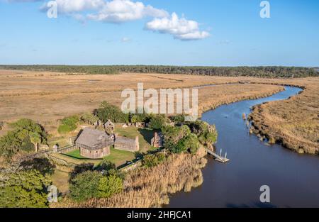 Luftaufnahme von Fort King George historische Stätte, ältestes englisches Fort an der Küste Georgiens aus dem 17th. Jahrhundert mit Holzpalisade, Kanonenhäfen für Cann Stockfoto