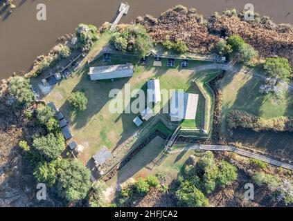 Luftaufnahme von Fort King George historische Stätte, ältestes englisches Fort an der Küste Georgiens aus dem 17th. Jahrhundert mit Holzpalisade, Kanonenhäfen für Cann Stockfoto