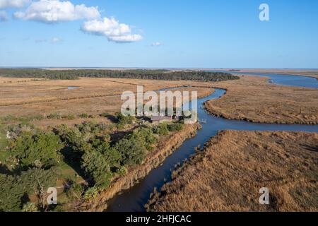 Luftaufnahme von Fort King George historische Stätte, ältestes englisches Fort an der Küste Georgiens aus dem 17th. Jahrhundert mit Holzpalisade, Kanonenhäfen für Cann Stockfoto