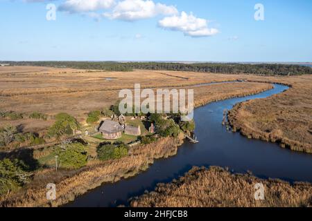 Luftaufnahme von Fort King George historische Stätte, ältestes englisches Fort an der Küste Georgiens aus dem 17th. Jahrhundert mit Holzpalisade, Kanonenhäfen für Cann Stockfoto