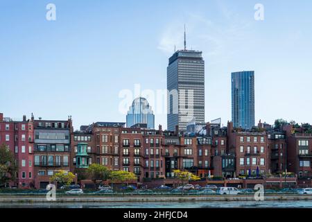 Bürogebäude und Brownstones in der Nähe des Charles River in Boston, Massachusetts Stockfoto