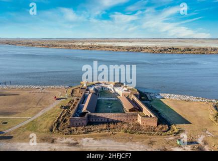 Luftaufnahme des alten Fort Jackson auf dem Savannah Fluss an der Grenze von Georgia und South Carolina, älteste stehende Backstein konföderierten Fort mit Fluss V Stockfoto