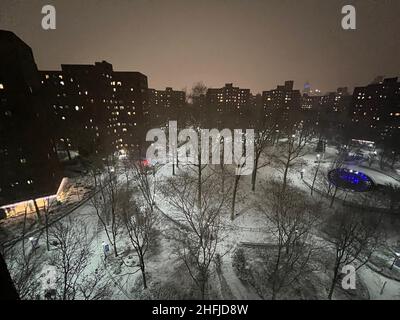 New York, Usa. 16th Januar 2022. Ein Winterschneesturm bedeckt Stuyvesant Town in New York am 16. Januar 2022. Der Wintersturm bewegte sich von Süden nach Nordosten und es wurde erwartet, dass er an einigen Stellen mehr als einen Fuß Schnee abschütten würde. (Foto von Samuel Rigelhaupt/Sipa USA ) Quelle: SIPA USA/Alamy Live News Stockfoto