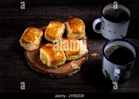 Bollen, Molen oder bolen, mit Bananen gefülltes Gebäck, ist eine Kombination aus niederländischen Rezepten, die an den Geschmack der Indonesier angepasst wurden. Stockfoto