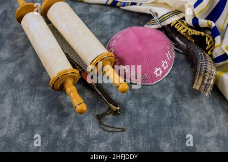 Orthodoxe jüdische Tradition Religion Feier Feiertag betet am Betbuch mit kippah shofar Stockfoto