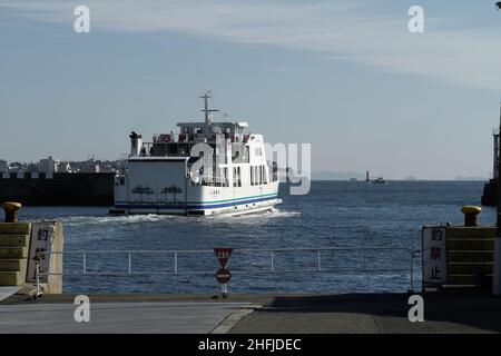 Minamichita, Aichi, Japan, 2022/15/01 , Fähre am Fährhafen Morozaki, der die Inseln Himaka und Shino auf der Halbinsel Chita (Chi Stockfoto