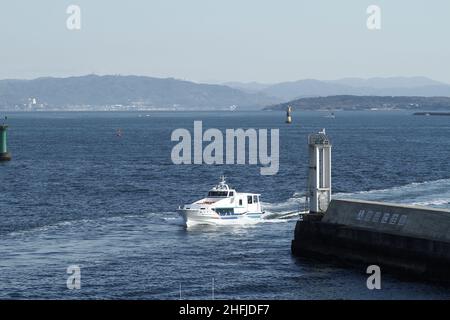 Minamichita, Aichi, Japan, 2022/15/01 , Arriving Ferry am Fährhafen Morozaki, der die Inseln Himaka und Shino in Chita Penin verbindet Stockfoto