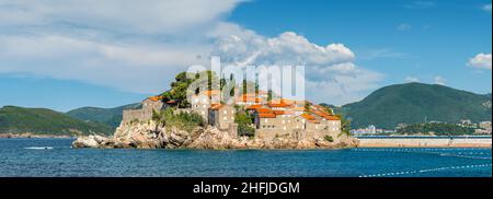 Panorama eines Strandes und der Insel Sveti Stefan am sonnigen Sommertag in Montenegro Stockfoto