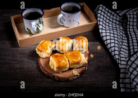 Bollen, Molen oder bolen, mit Bananen gefülltes Gebäck, ist eine Kombination aus niederländischen Rezepten, die an den Geschmack der Indonesier angepasst wurden. Stockfoto