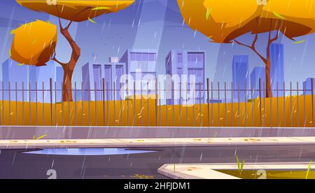 Stadtstraße mit Park und Gebäuden hinter Zaun im Regen. Vektor-Cartoon-Illustration der Herbstlandschaft mit Straße, Bürgersteig, orangefarbenen Büschen und Bäumen und Häusern am Horizont bei regnerischem Wetter Stock Vektor