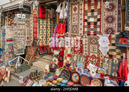 Souvenirladen in der Altstadt von Gjirokaster in Albanien. Stockfoto