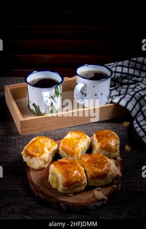 Bollen, Molen oder bolen, mit Bananen gefülltes Gebäck, ist eine Kombination aus niederländischen Rezepten, die an den Geschmack der Indonesier angepasst wurden. Stockfoto