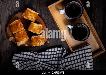 Bollen, Molen oder bolen, mit Bananen gefülltes Gebäck, ist eine Kombination aus niederländischen Rezepten, die an den Geschmack der Indonesier angepasst wurden. Stockfoto