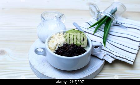 Durian mit schwarzem klebriger Reis und Kokosmilch-Sauce mit Matcha-Eis, hausgemachtes Thailand Dessert Stockfoto