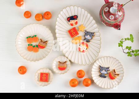 Bandung, Indonesien, 01 12 2021: Ansicht Nach Oben Chinesisches Neujahr Imlek Puderzucker-Cookies-Charakter. Das chinesische Schriftzeichen ist „Chun“ und bedeutet Frühling. Stockfoto