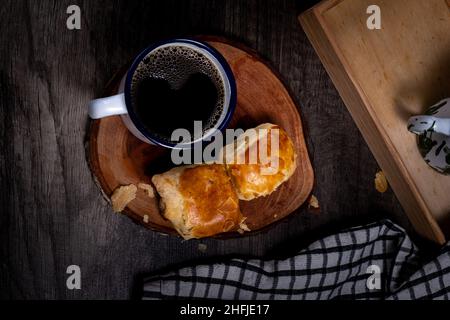 Bollen, Molen oder bolen, mit Bananen gefülltes Gebäck, ist eine Kombination aus niederländischen Rezepten, die an den Geschmack der Indonesier angepasst wurden. Stockfoto