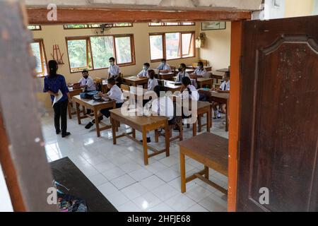 BALI,INDONESIA-5 Okt 2021: Klassenraum-Atmosphäre in indonesischen Mittelschulen beim Erlernen der neuen Normalität. Die Schüler werden mit Gesundheitsmasken gesehen Stockfoto